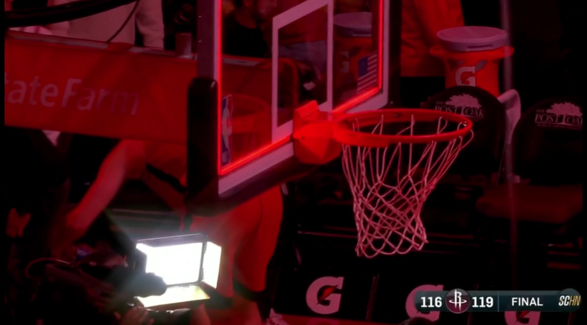 38分绝对功臣范弗里特接受女记者采访 喜提申京浇水大礼